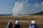 Conforme esperado, o Old Faithful faz sua 'apresentação', para a alegria do público, no Yellowstone National Park, em Wyoming, nos Estados Unidos